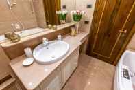 In-room Bathroom Marco Polo Deluxe R&R