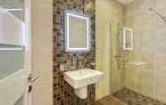 Toilet Kamar 4 Stylish 2 Bedroom Apartment in an Amazing Location