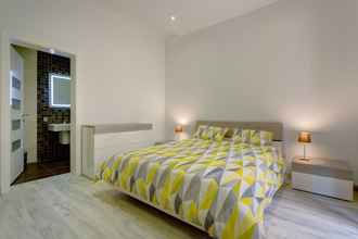 Kamar Tidur 4 Stylish 2 Bedroom Apartment in an Amazing Location