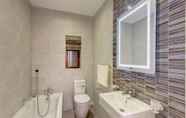 Toilet Kamar 5 Stylish 2 Bedroom Apartment in an Amazing Location