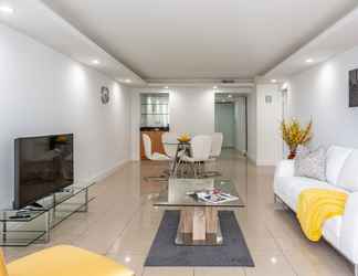 Sảnh chờ 2 Spacious One Bedroom Centrally Located