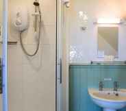 Toilet Kamar 2 Sandcliff Guest House