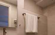 In-room Bathroom 4 Neosikos AmazingBeach House Milos Island