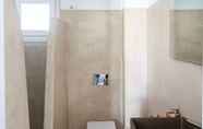 Toilet Kamar 7 Golden Sunrise Suites