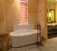 In-room Bathroom 2 Evergrande Hotel Nyingchi