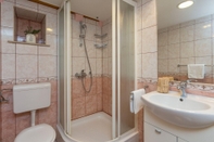Phòng tắm bên trong Hedera Estate, Hedera A21 Apartment