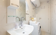 Toilet Kamar 4 Apartment Emily