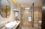 In-room Bathroom 3 Mercure Wuhan Yangluo