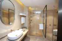 In-room Bathroom Mercure Wuhan Yangluo