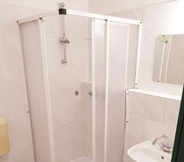In-room Bathroom 2 Summer Residence - Hostel