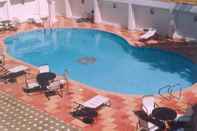 สระว่ายน้ำ Hotel Satya Ashoka