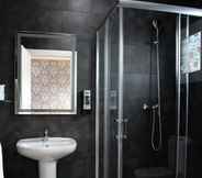 In-room Bathroom 3 Hotel Manzanito
