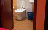 Toilet Kamar 5 Garden Holiday