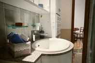 Phòng tắm bên trong Comoda Casa dell'Agnello zona Acquario