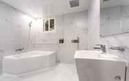 Toilet Kamar 4 Browndot Hotel - Gold