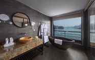 Phòng tắm bên trong 7 Scarlet Pearl Cruises