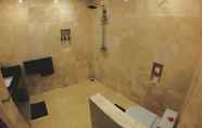 Toilet Kamar 6 Bukit Pool Suites