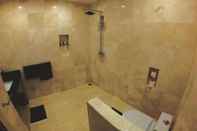 Toilet Kamar Bukit Pool Suites