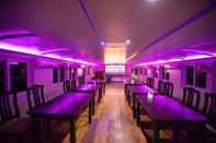 Bar, Cafe and Lounge Indiavacationz Houseboat