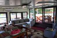 Common Space Indiavacationz Houseboat