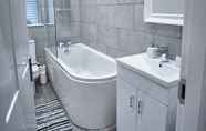 Toilet Kamar 5 The Townhouse Simple2let Serviced Apart