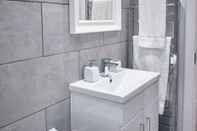 In-room Bathroom The Townhouse Simple2let Serviced Apart
