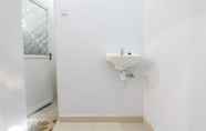 Toilet Kamar 2 Two Made's Guest House