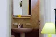 Toilet Kamar Amoru Bed & Breakfast