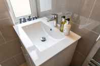 In-room Bathroom London Northwick Park by Riis Property