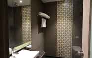 In-room Bathroom 4 Kingston Resort