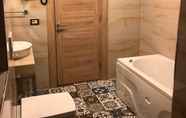 Phòng tắm bên trong 2 Ramada Encore By Wyndham Istanbul Basin Express