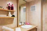 Toilet Kamar Mira Suites