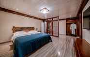 Kamar Tidur 2 Xijiang Village Vision Hotel