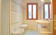 In-room Bathroom 7 DolceVita Apartments N. 382