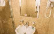 In-room Bathroom 4 Campus Alba at Castello Mare