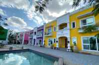 สระว่ายน้ำ Burano Yellow Villa