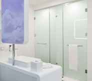 In-room Bathroom 6 YOTELAIR Istanbul Airport AIRSIDE