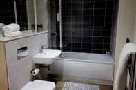 Toilet Kamar A Modern Studio With Great City Views - 17th Floor, City Views & 2 Minutes to Canal