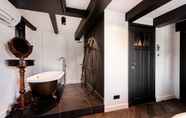 Toilet Kamar 2 Hotel The Craftsmen