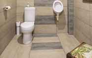 Toilet Kamar 5 The Royal Palm Bed & Breakfast