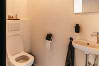 Toilet Kamar Charlie's B&B