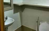 Toilet Kamar 7 Happy Stay at Trees Residences