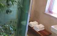 Phòng tắm bên trong 6 Heathrow Cottages B&B