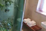 Phòng tắm bên trong Heathrow Cottages B&B