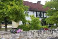 Exterior Heathrow Cottages B&B