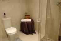 Phòng tắm bên trong Gracehouse B&B