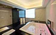 Toilet Kamar 5 The Royal Pinnacle Hotel