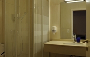 In-room Bathroom 6 Hotel Le Rive Sud