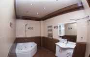 In-room Bathroom 5 Bakuvi Tourist Apartment B095