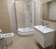 In-room Bathroom 6 Bakuvi Tourist Apartment B038